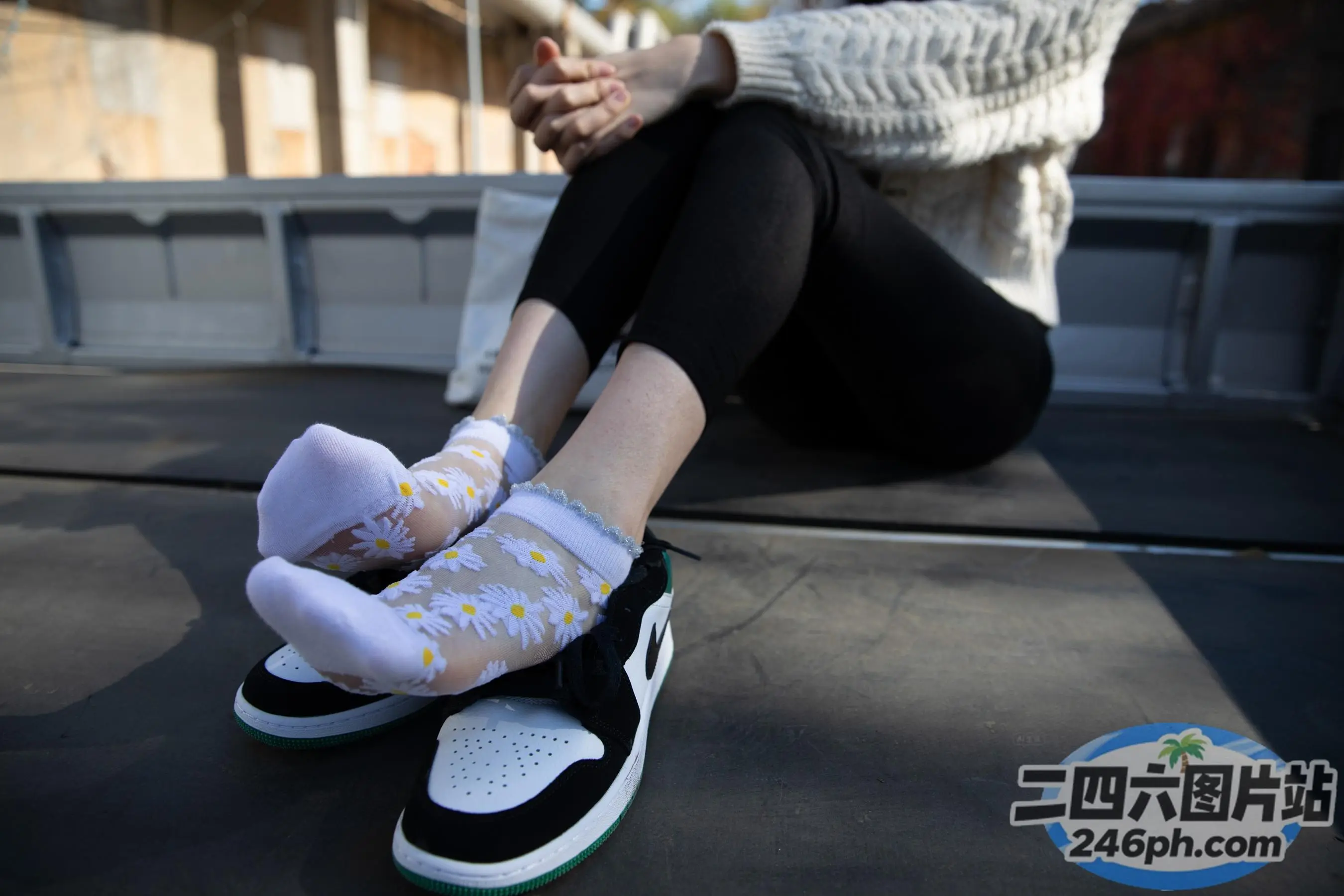 有人坐在地上，双脚抬起