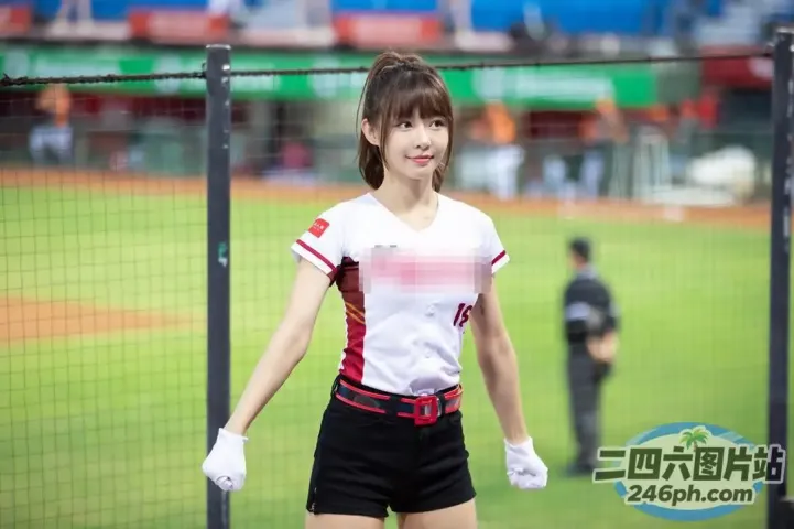 歌词大意： 有一个女人拿着蝙蝠站在泥土里