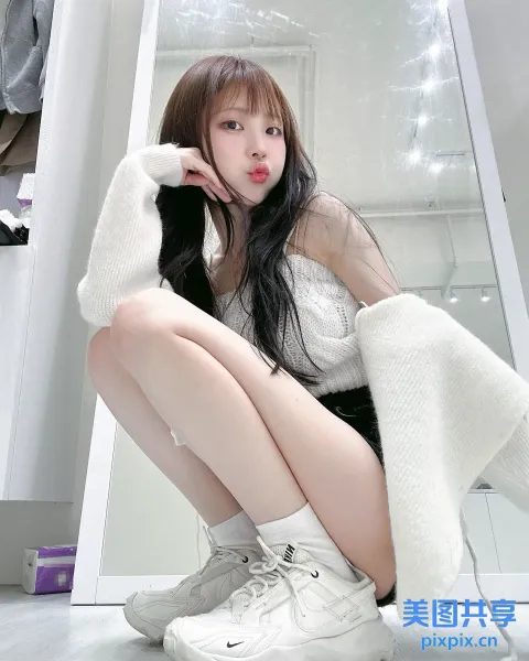 阿拉菲女孩双腿交叉坐在地板上