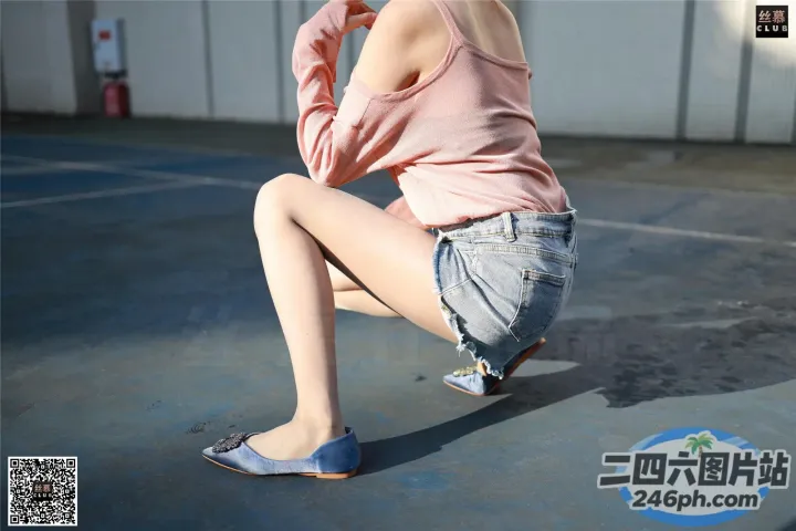 穿着粉红色衬衫和牛仔短裤坐在滑板上的 arafed 女人