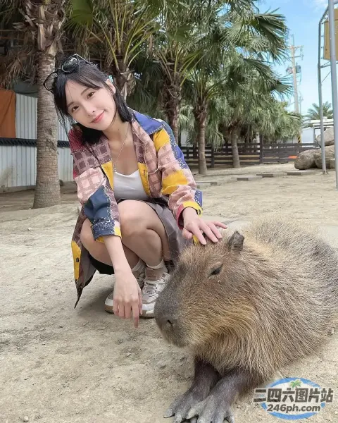 跪下来抚摸地上的斗篷的女人