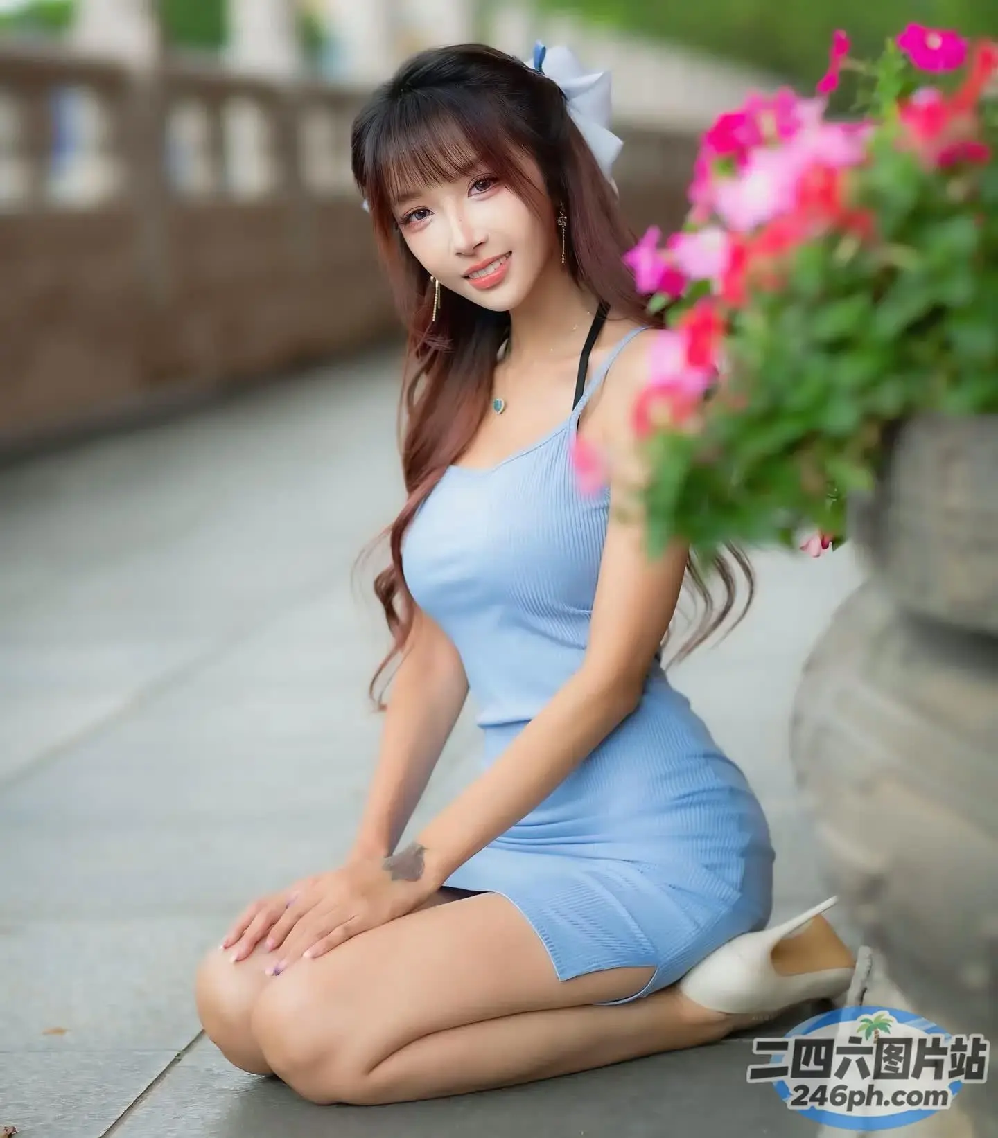 阿拉伯裔亚洲妇女拿着花盆坐在地上