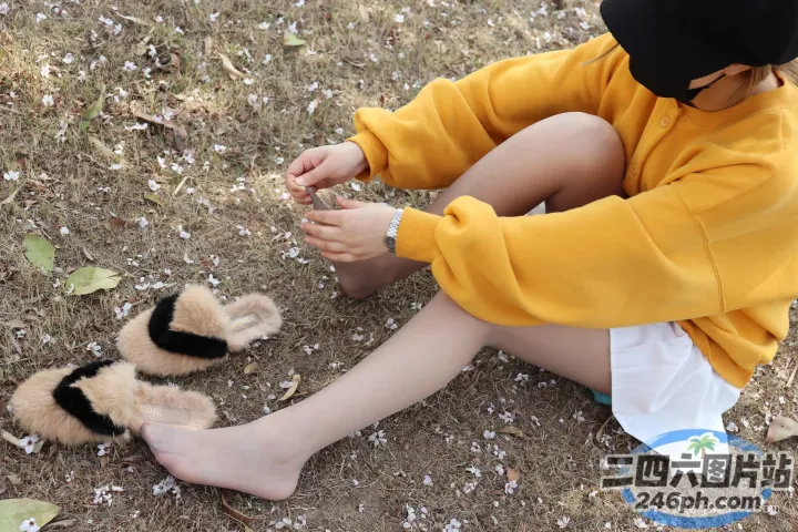 有一个小男孩坐在地上和两个小毛绒玩具玩耍