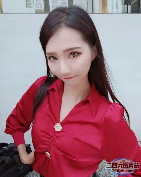 身穿红色衬衫的 Araffe 女子合影留念