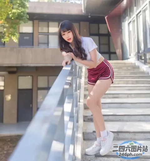 穿着短裙靠在栏杆上的 arafed 亚洲女子
