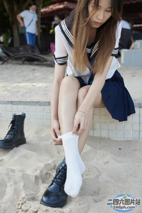 身穿水手服的亚洲女孩系袜子