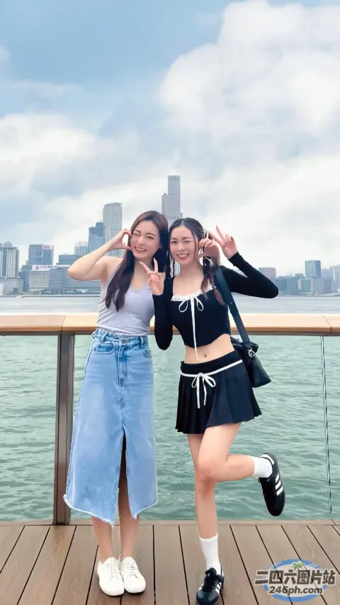两名女子在码头上合影留念