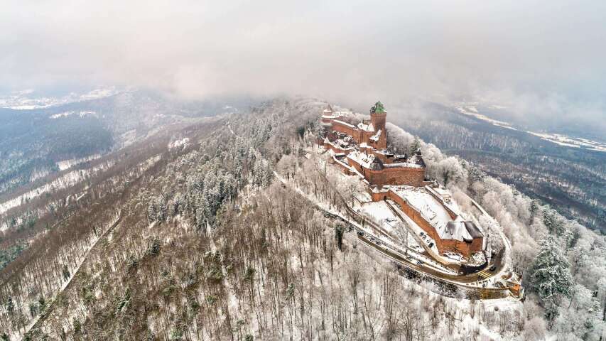 雪山上以天空为背景的城堡的 Arafed 视图
