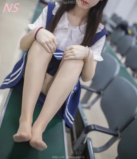 有个女人坐在长凳上，双腿交叉