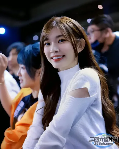 长发白衬衫的阿拉菲女人，手里拿着手机