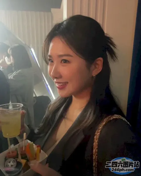 女人在镜子前拿着一盘食物和饮料