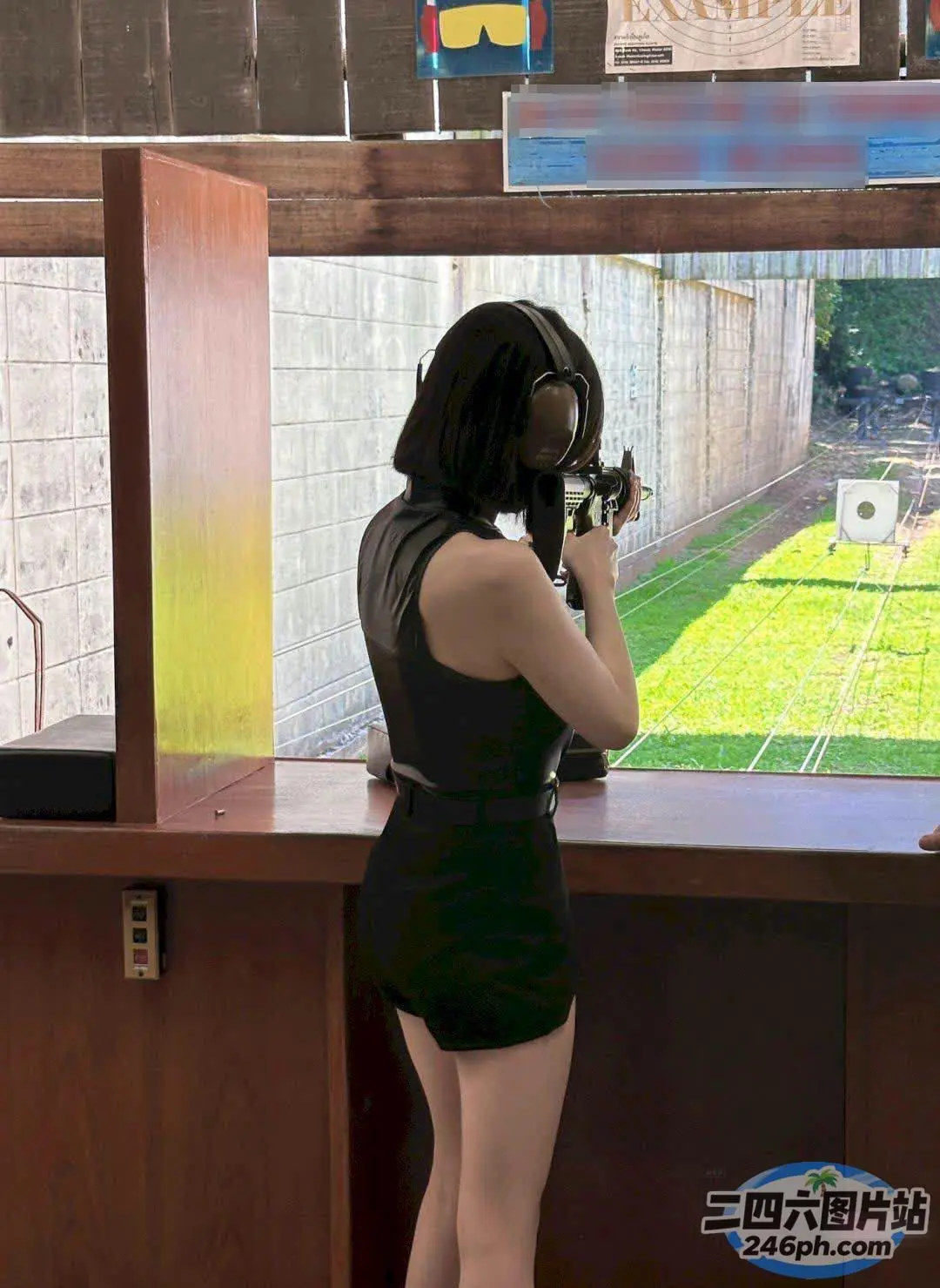 有个女人站在电视机前玩游戏