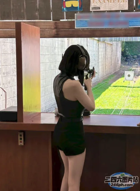 有个女人站在电视机前玩游戏