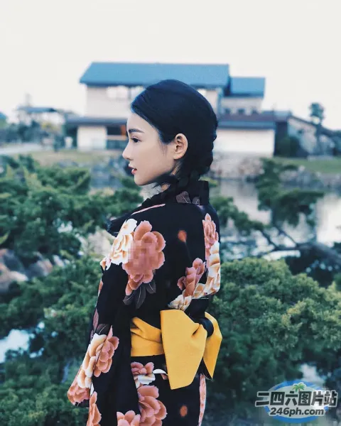 穿着和服的阿拉夫德女人站在树前