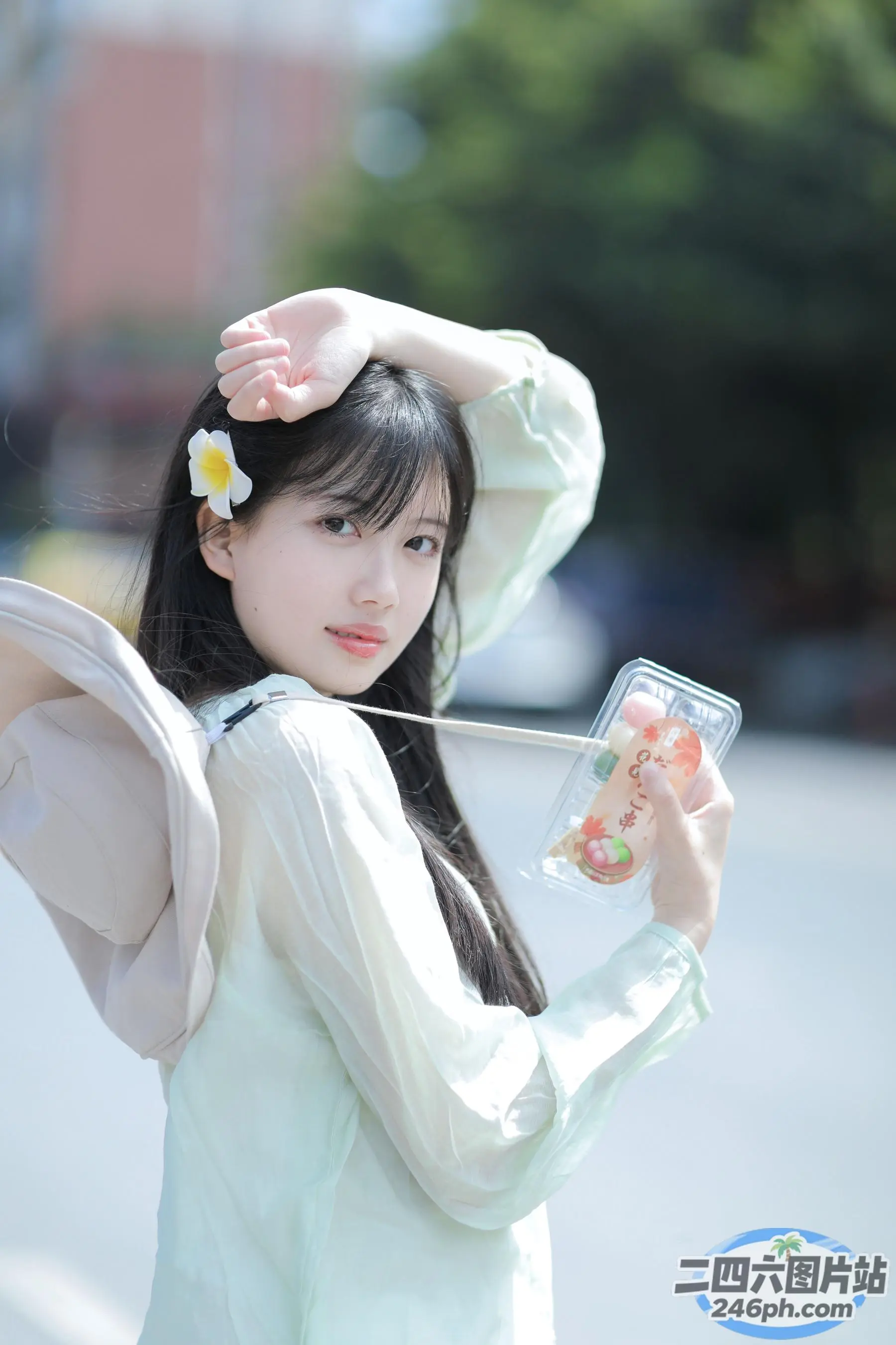 有一个女人手里拿着一部手机