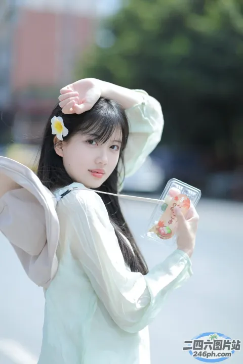 有一个女人手里拿着一部手机