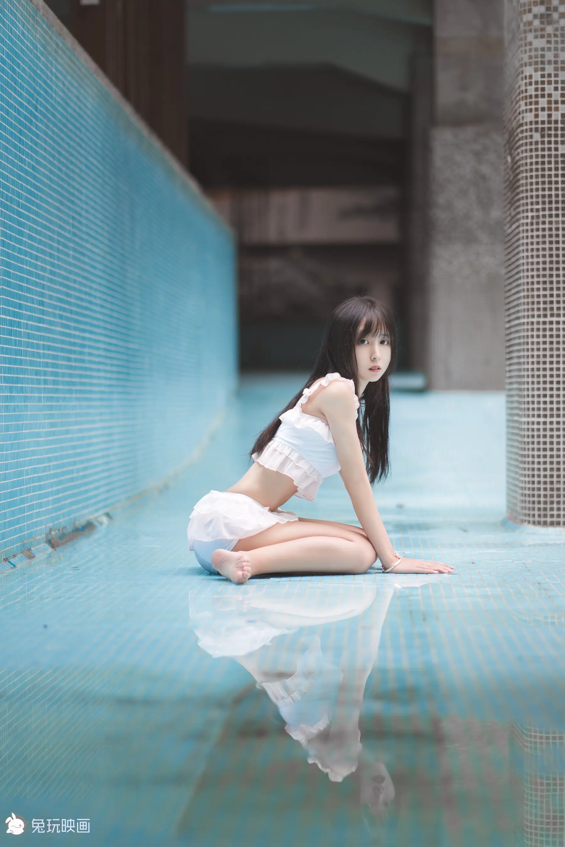 坐在游泳池地上的阿拉夫德女人