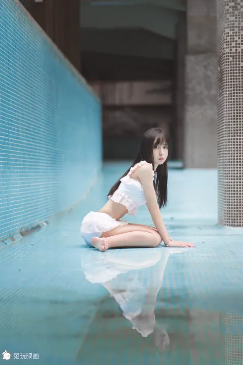 坐在游泳池地上的阿拉夫德女人