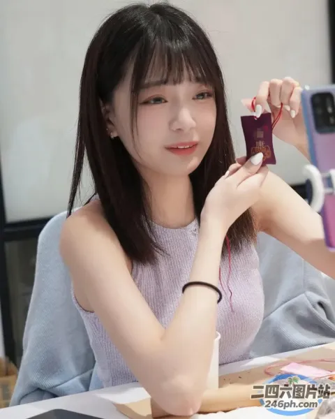 一个人在桌子附近拿着手机的特写