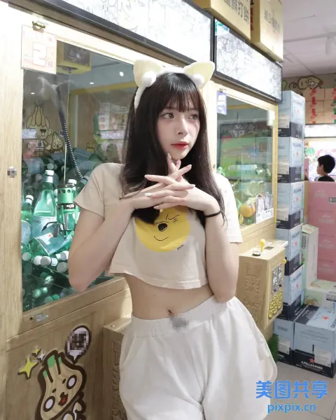 身穿白衬衫和白色短裤的阿拉伯女孩合影留念