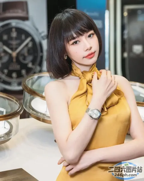 身穿黄色连衣裙的 Araffe 女子合影留念