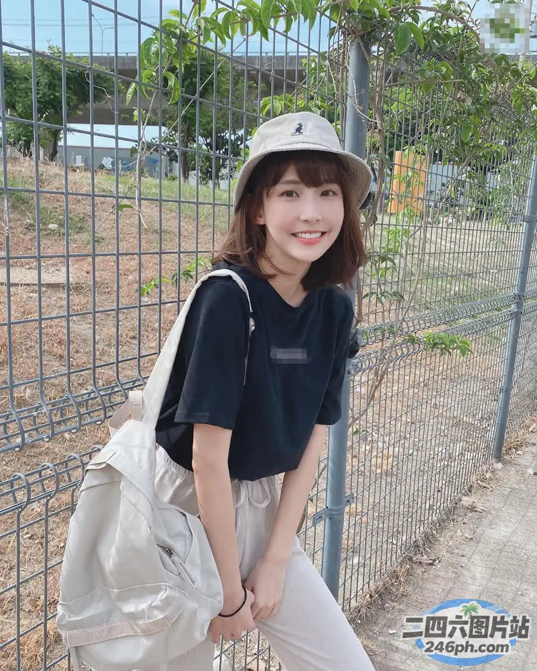 阿拉夫德女人靠在栅栏上，背着背包和袋子