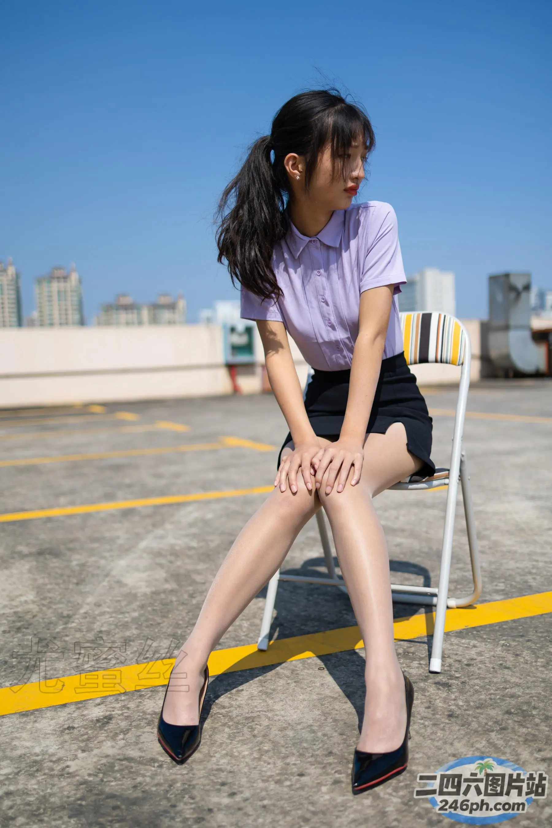阿拉法德女人坐在椅子上，双腿交叉