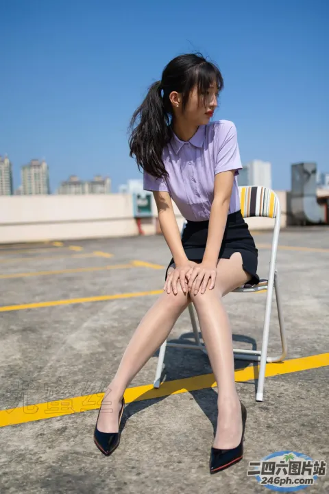 阿拉法德女人坐在椅子上，双腿交叉