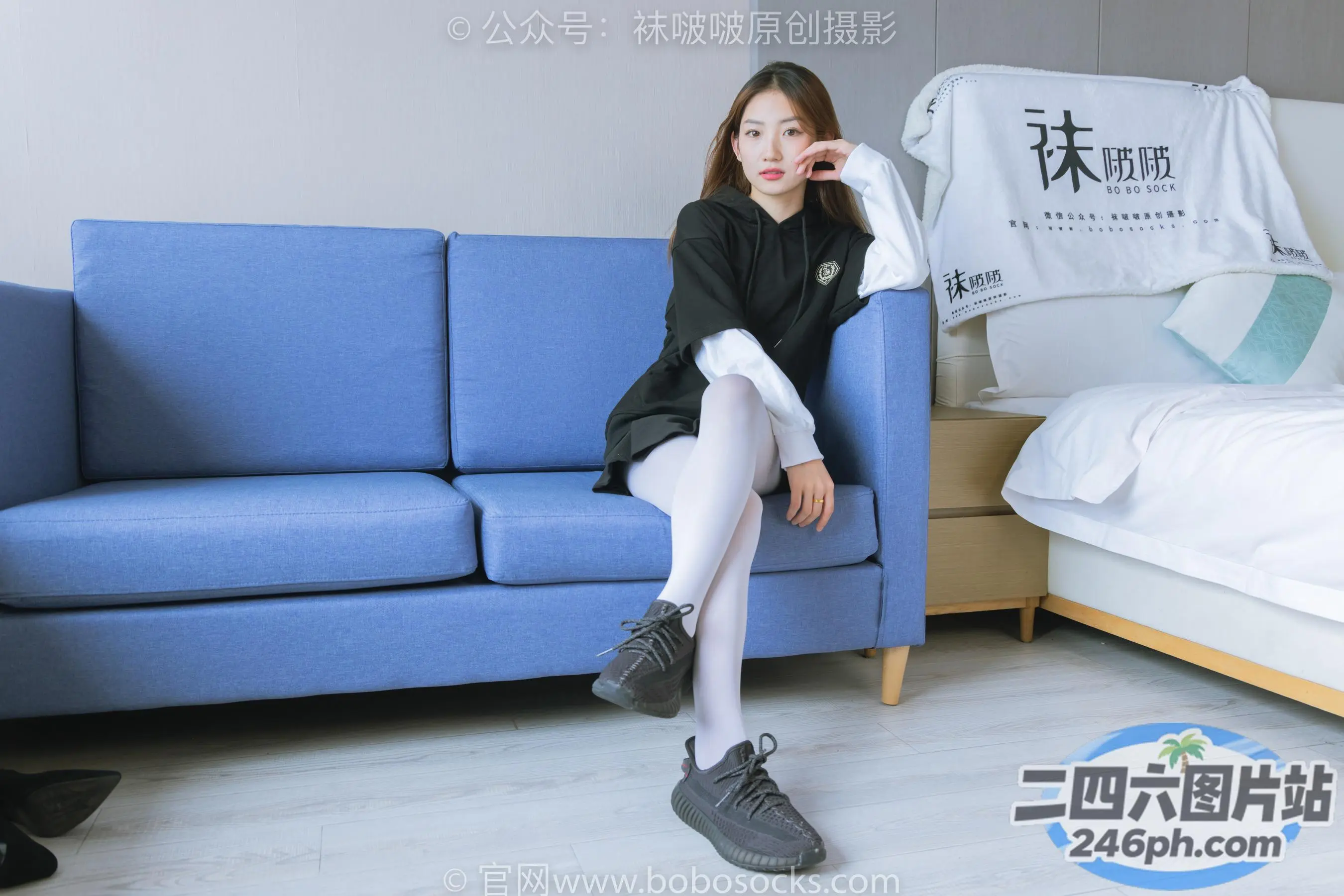 房间里的沙发上坐着一个女人