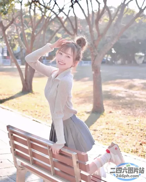 公园里的长椅上坐着一个女人