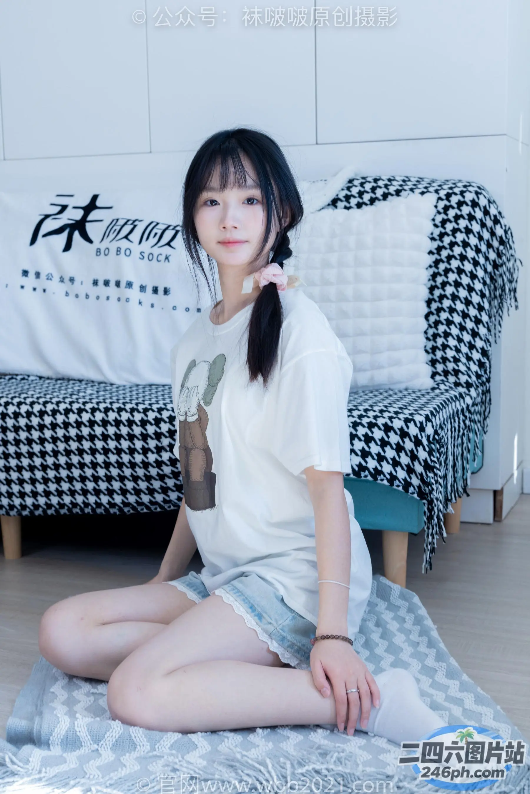 一个女人坐在一个有沙发的房间里的地毯上