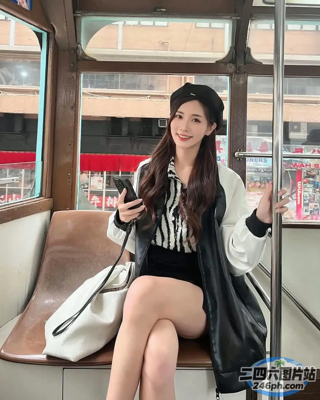 女子坐在公共汽车座位上，双腿交叉