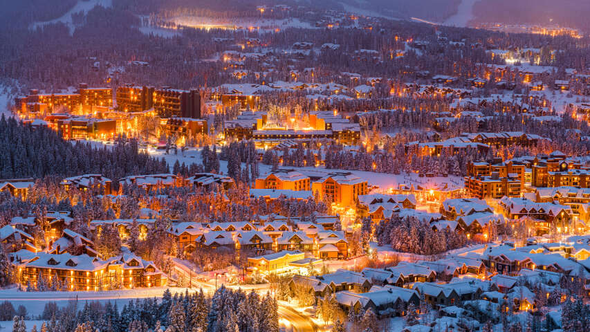 以山为背景的小镇的雪夜景