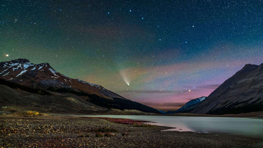 湖光璀璨的山峦星空，璀璨的极光