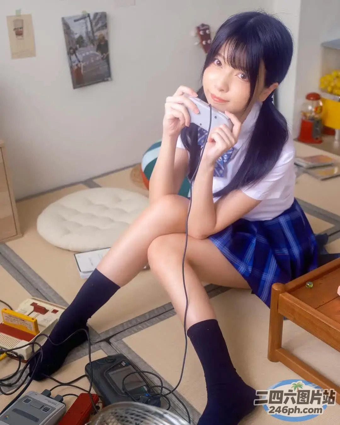 有个女人坐在地板上，手里拿着手机