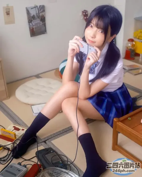 有个女人坐在地板上，手里拿着手机