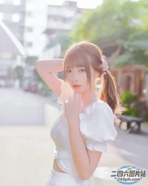 一个穿着白色连衣裙的女人站在街上，双手抱头