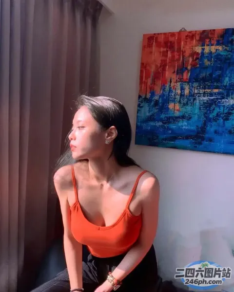画前坐着一个女人