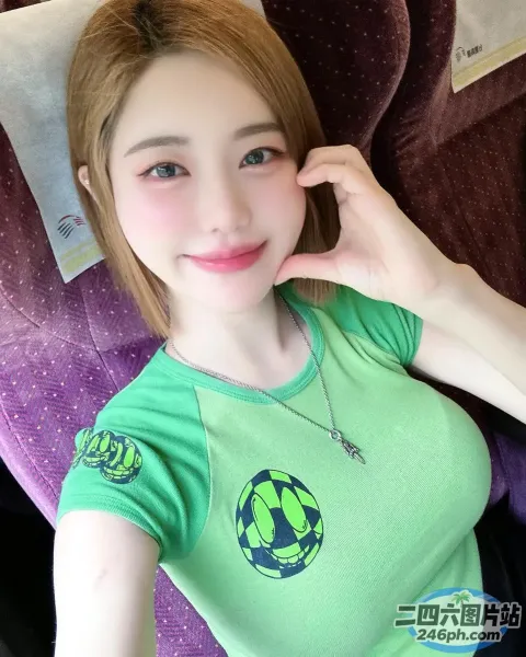 一位穿着绿色衬衫坐在椅子上的女人的特写