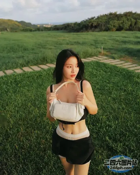 一个穿着黑白上衣和黑色短裤的女人，手里拿着一个白色的钱包