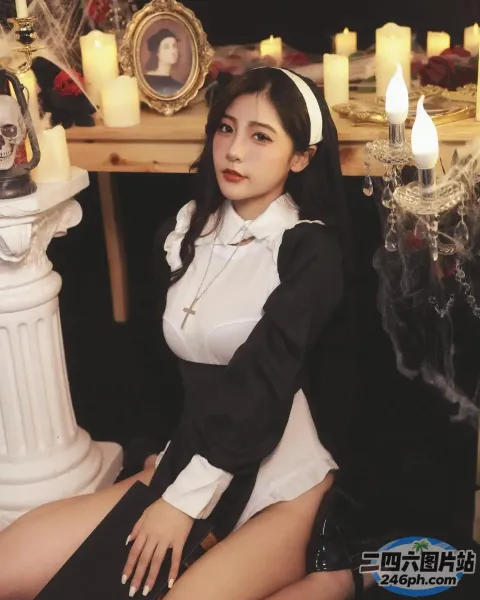 穿着修女服装坐在桌子上的 arafed 女人