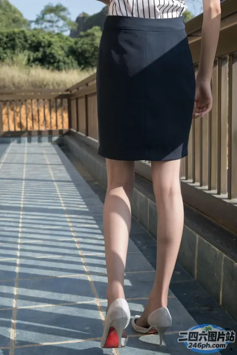有个女人穿着鞋子走在桥上