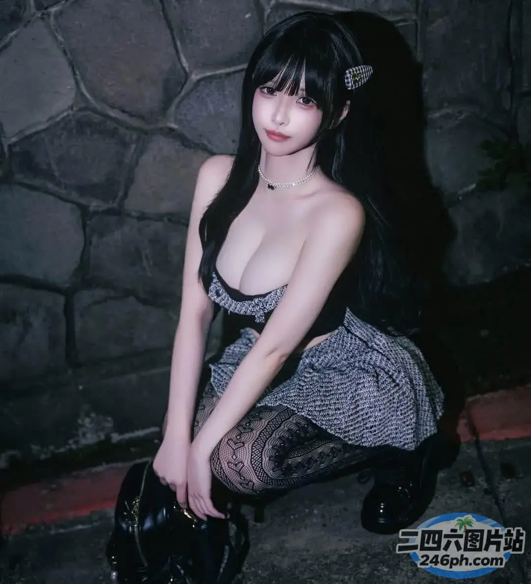 一个穿着裙子和靴子的女人的特写