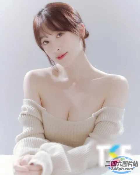 身穿白色毛衣的 araffe 亚洲女子合影留念