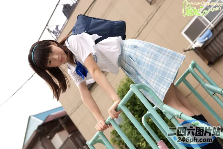 穿着校服的 arafed 亚洲女孩靠在栏杆上