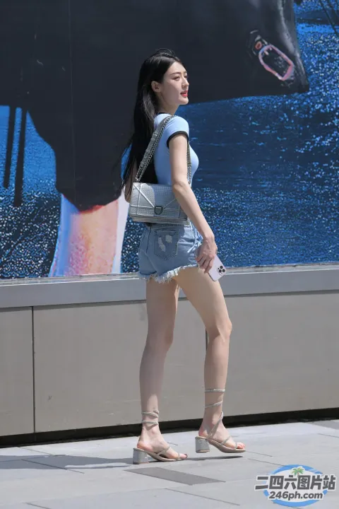 Araffe 走在人行道上，在一个大型广告前