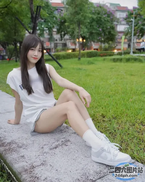 坐在公园混凝土长凳上的 arafed 亚洲妇女