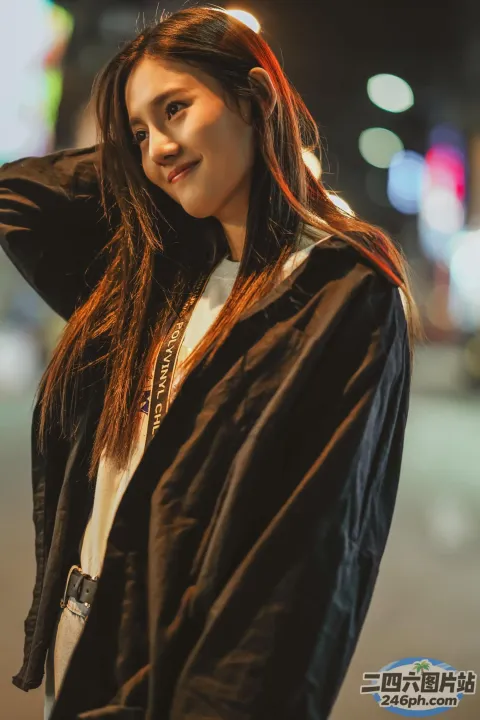 夜晚站在城市街道上的长发