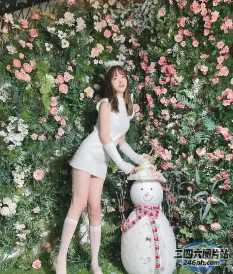 Araffe 在拿着鲜花的雪人前摆姿势