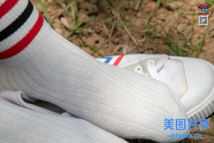 有人穿着白色袜子和一双白色鞋子